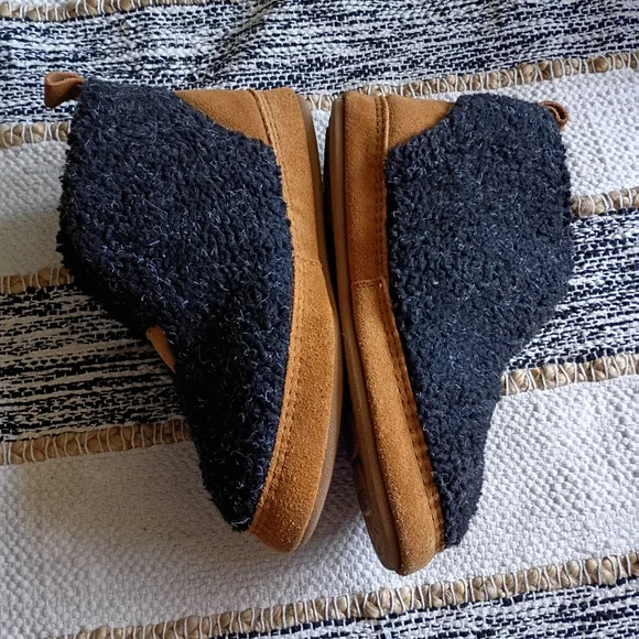 Acorn Cozy Sherpa Slip-On Slippers with Tan Soles - Picture 6 of 8